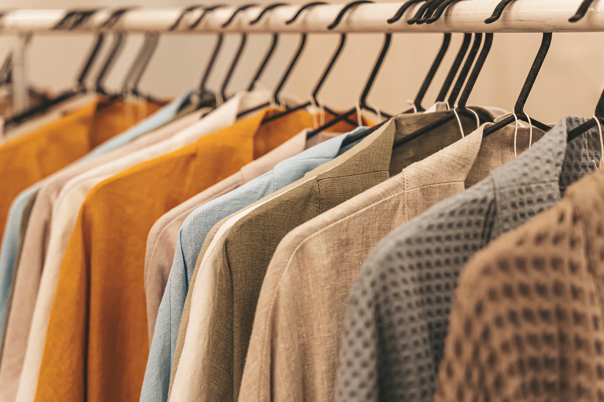 Kleidung aus Industriehanf auf einer Kleiderstange