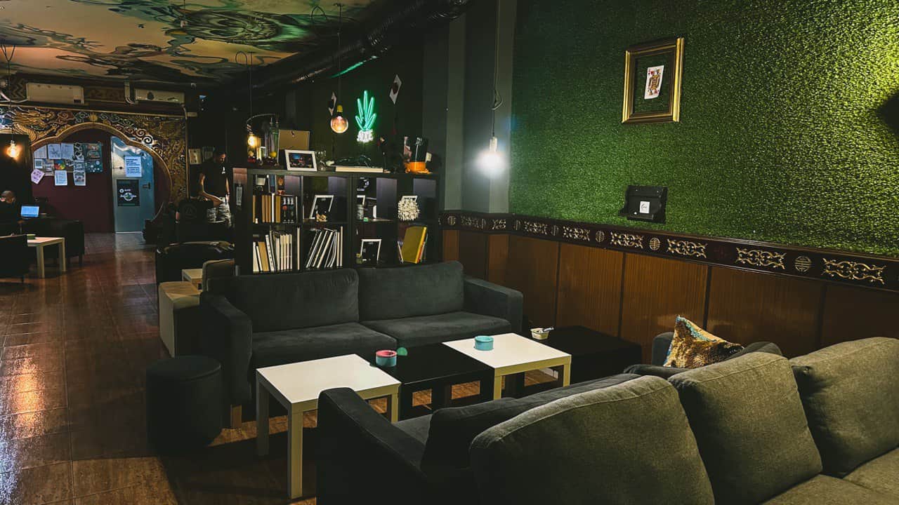 Gemütliche Lounge-Zone im Alice Cannabis-Club Valencia