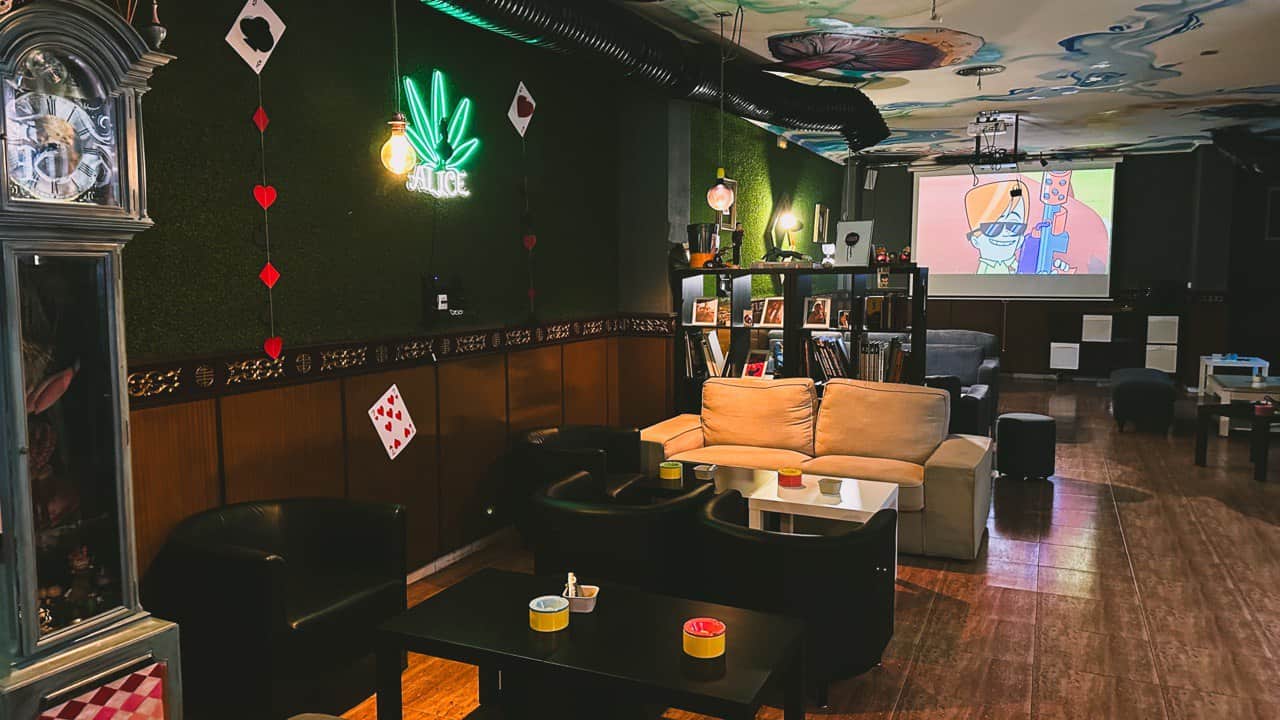 Unterhaltungsbereich mit Projektor im Coffeeshop Alice in Valencia
