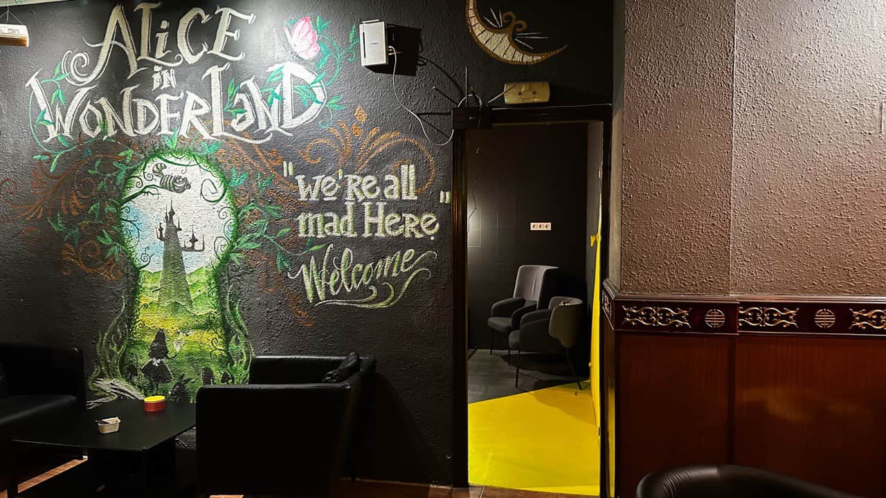 Wandmalerei mit Alice-im-Wunderland-Motiv im Cannabis-Club Alice Valencia