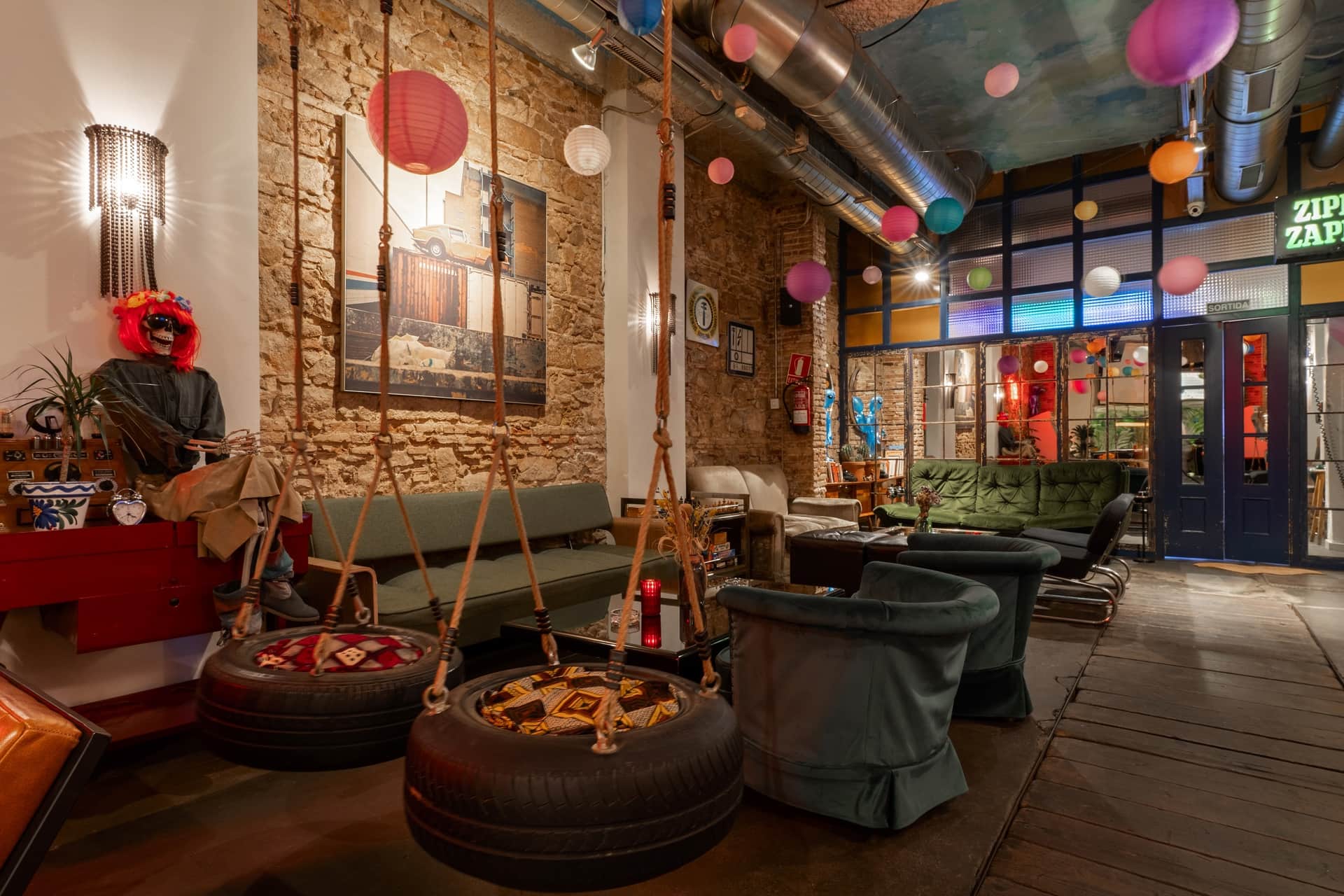 Loungebereich mit Schaukeln und ausgefallenem Dekor im Cannabis-Club Dr. Dou Barcelona