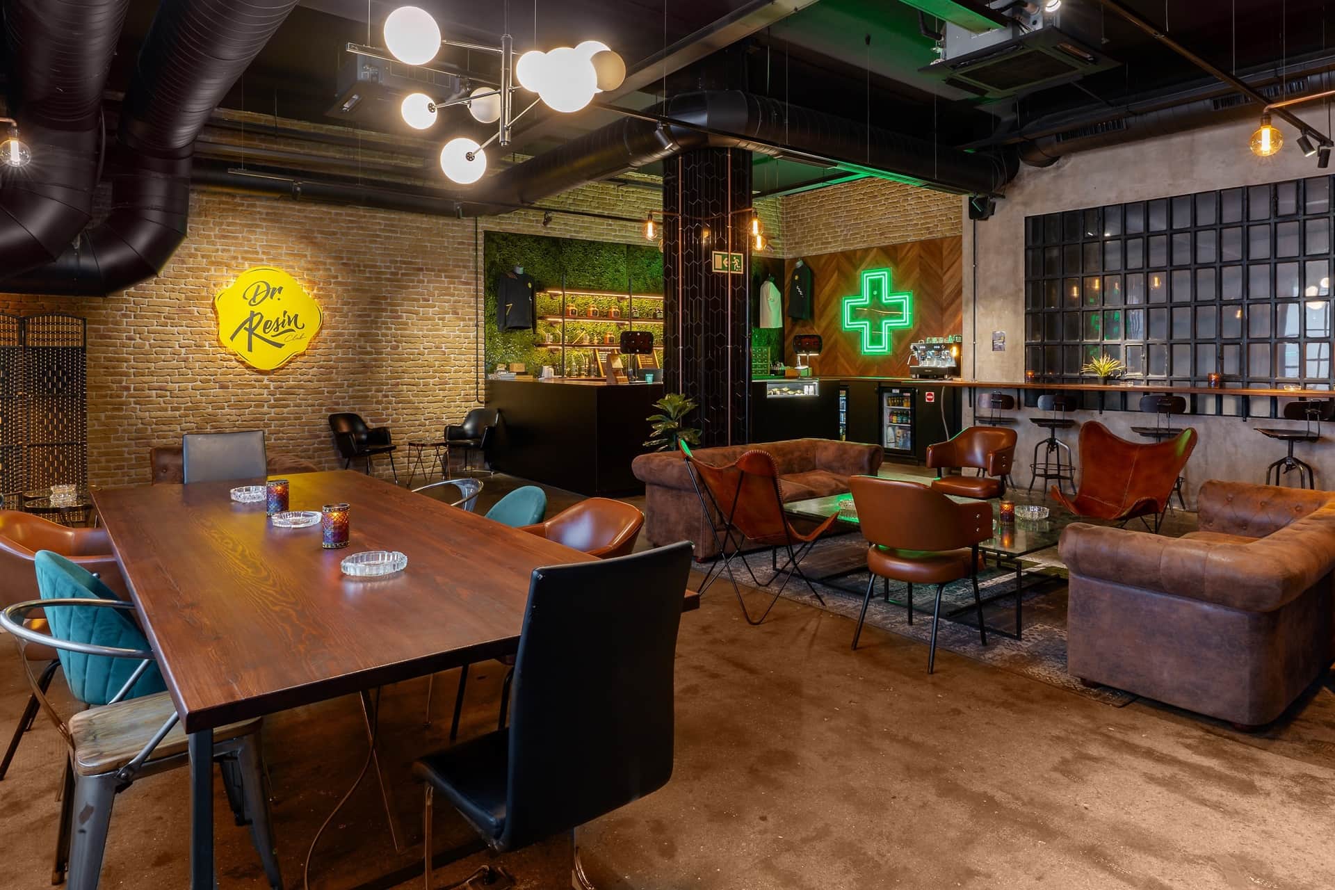 Im stilvollen Lounge mit Backsteinwänden und Barbereich befindet sich der Cannabis-Club Dr. Resin Barcelona