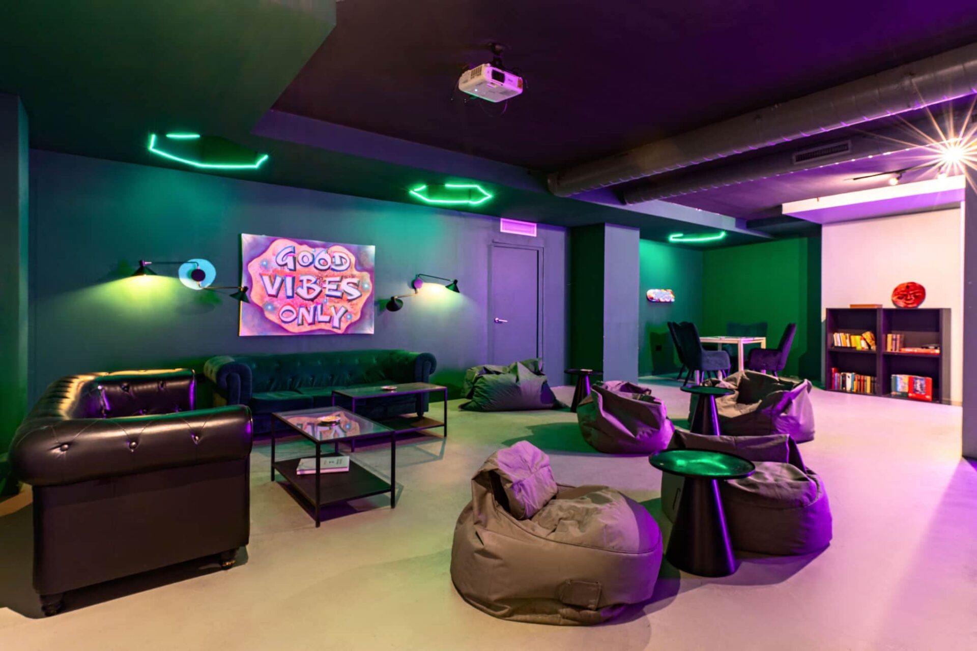 Lounge-Bereich des cannabis-clubs Gusto Green mit Sofas und Poufs in Barcelona