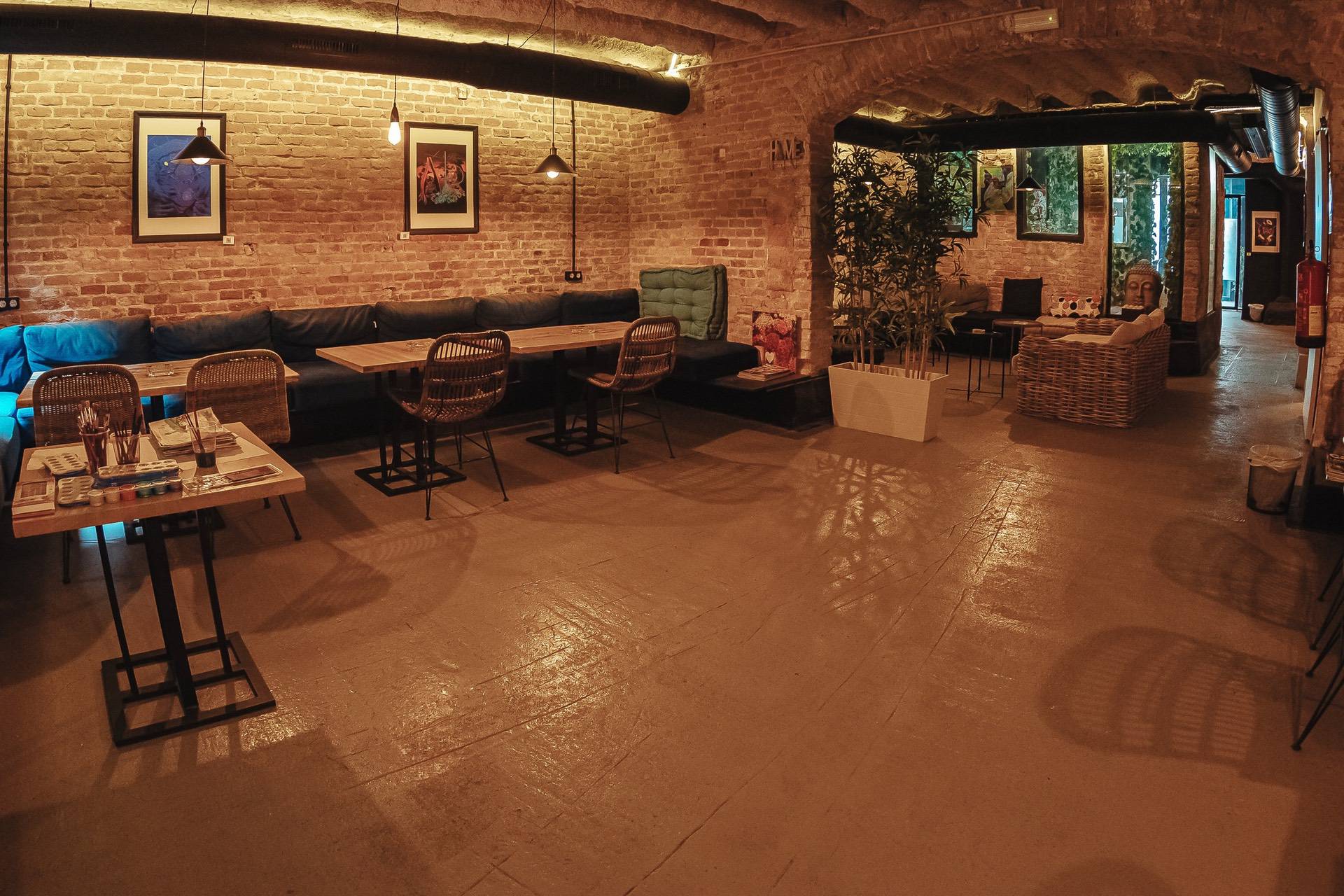 Entspannter Lounge-Bereich im Cannabis-Club La Orquesta in Barcelona