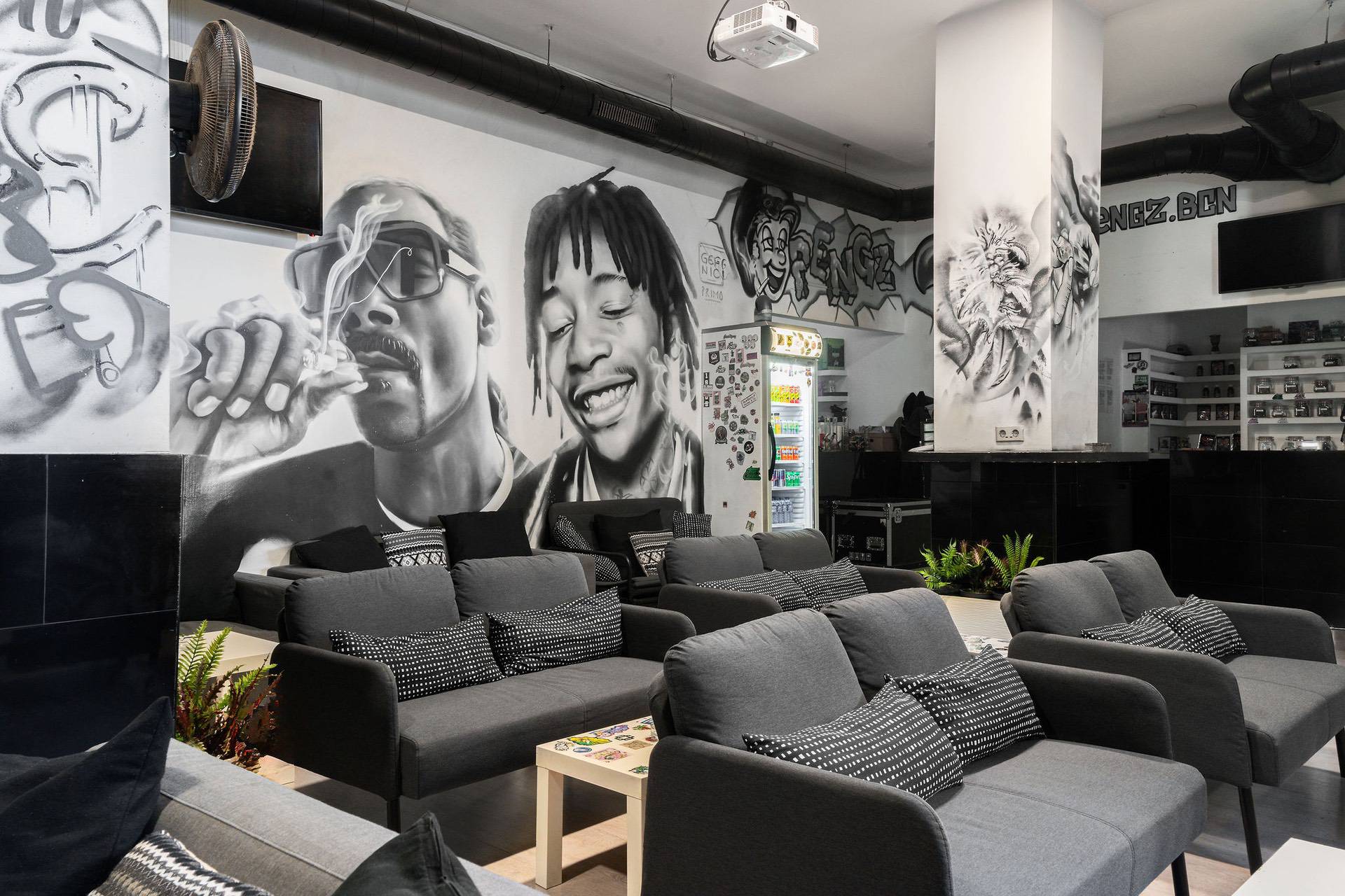 Lounge mit Graffiti im Coffeeshop Pengz in Barcelona