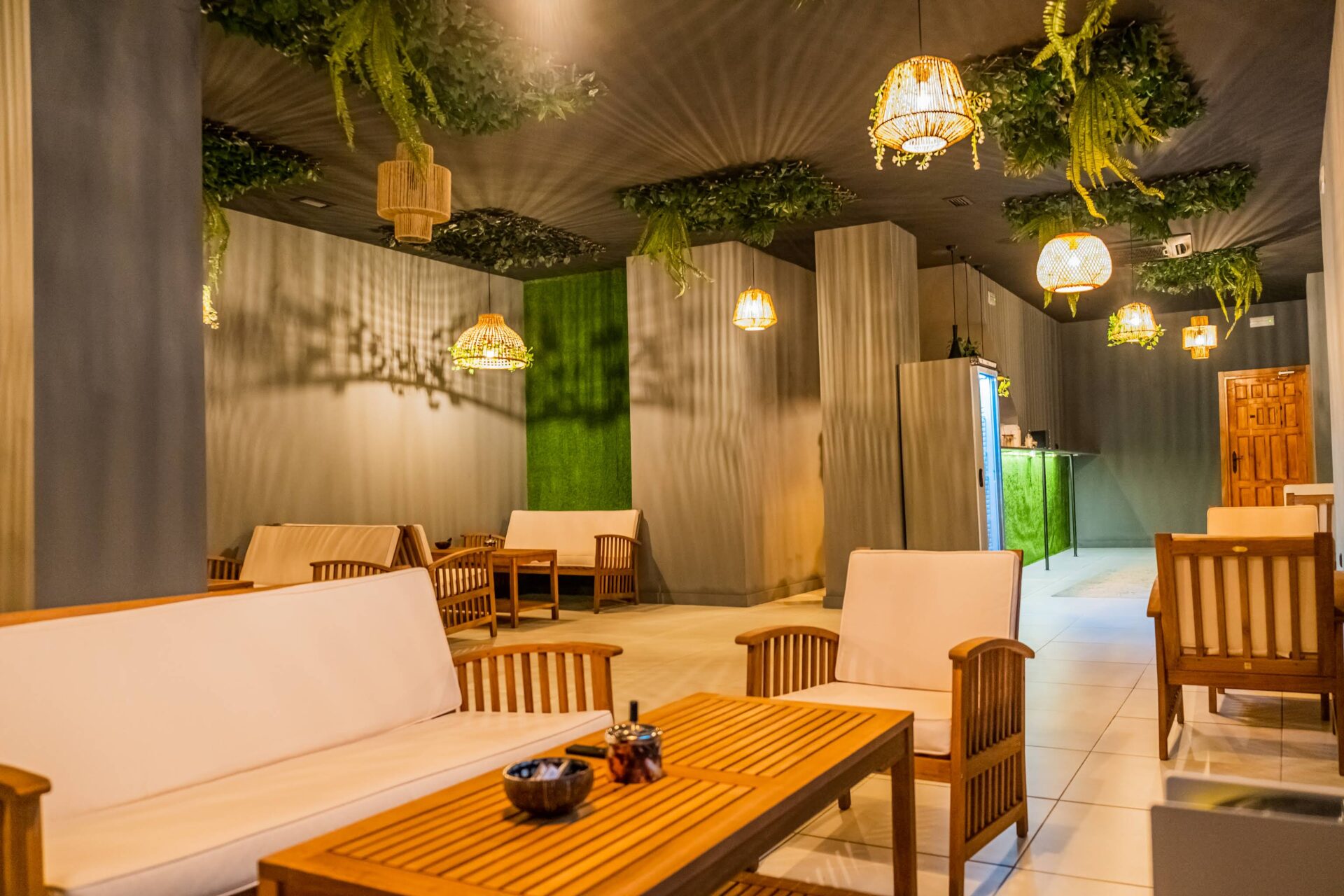 Naturinspiriertes Interieur im Cannabis-Club Shambala in Valencia mit Holzmöbeln