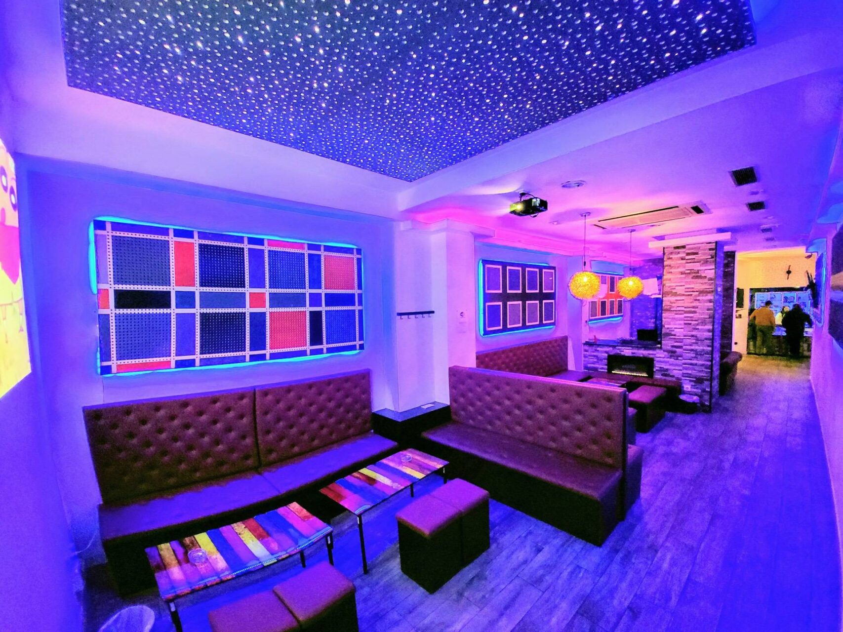 Futuristischer Lounge-Bereich im Cannabis-Club Smoke Signals in Barcelona mit Neonbeleuchtung