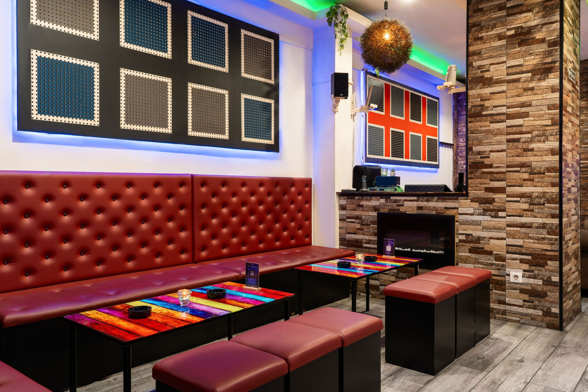 Lounge-Bereich im Cannabis-Club Smoke Signals in Barcelona mit Neonbeleuchtung