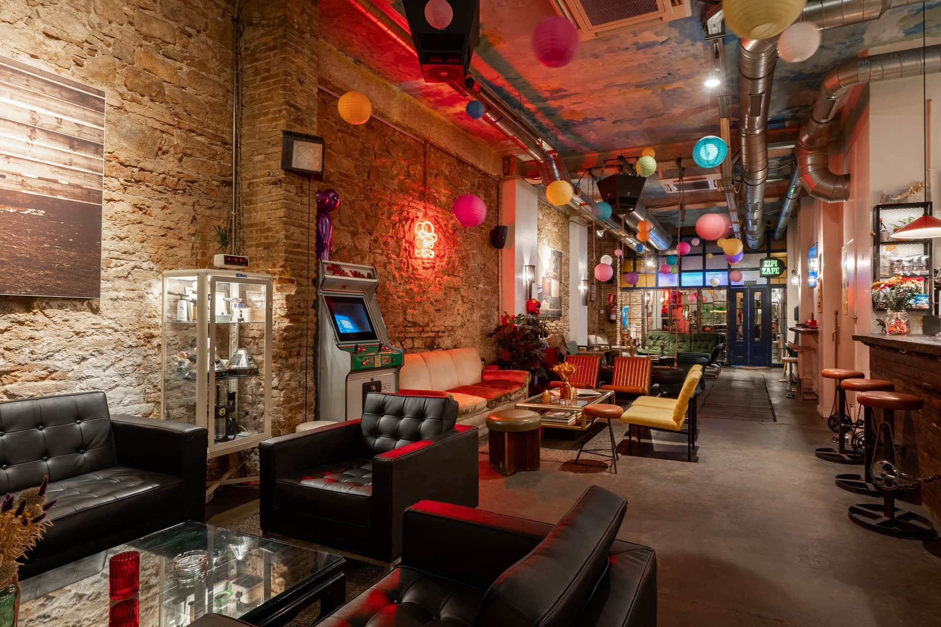 Retro-Spielautomat und Ledersessel im Innenraum des Cannabis-Clubs Dr. Dou in Barcelona Title: Dr. Dou