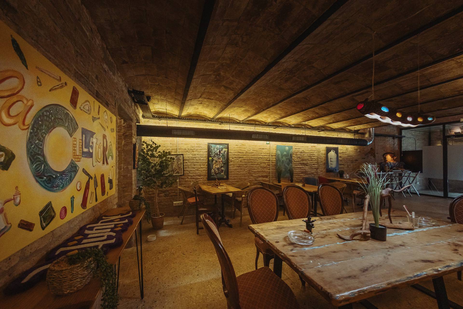 Kreatives Interieur im Cannabis-Club Cultura Barcelona mit Wandbild und Lounge-Bereich