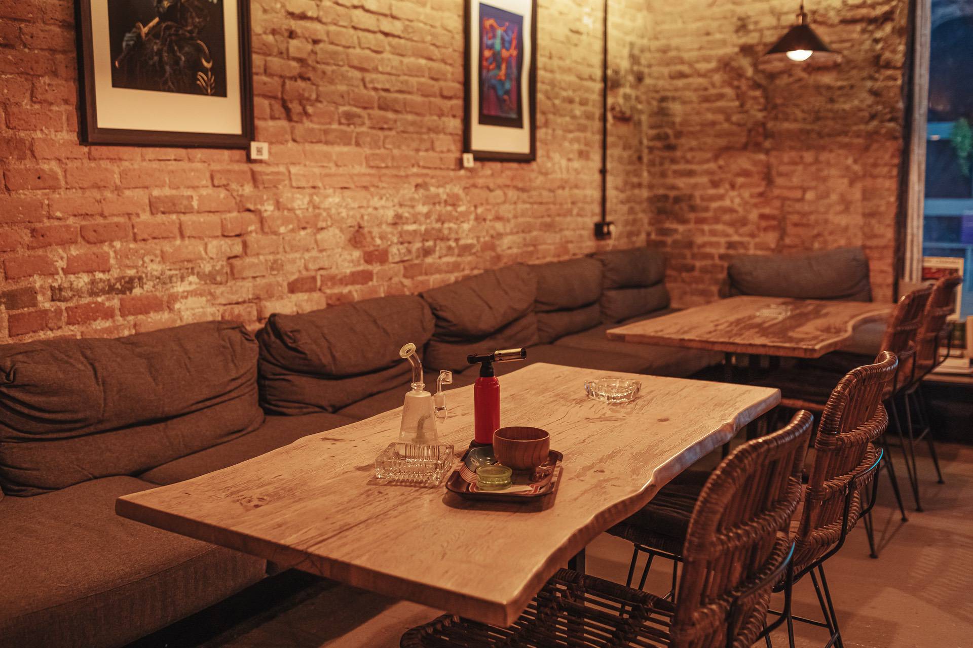 Raucherbereich im Coffeeshop La Orquesta in Barcelona mit Zubehör und Utensilien