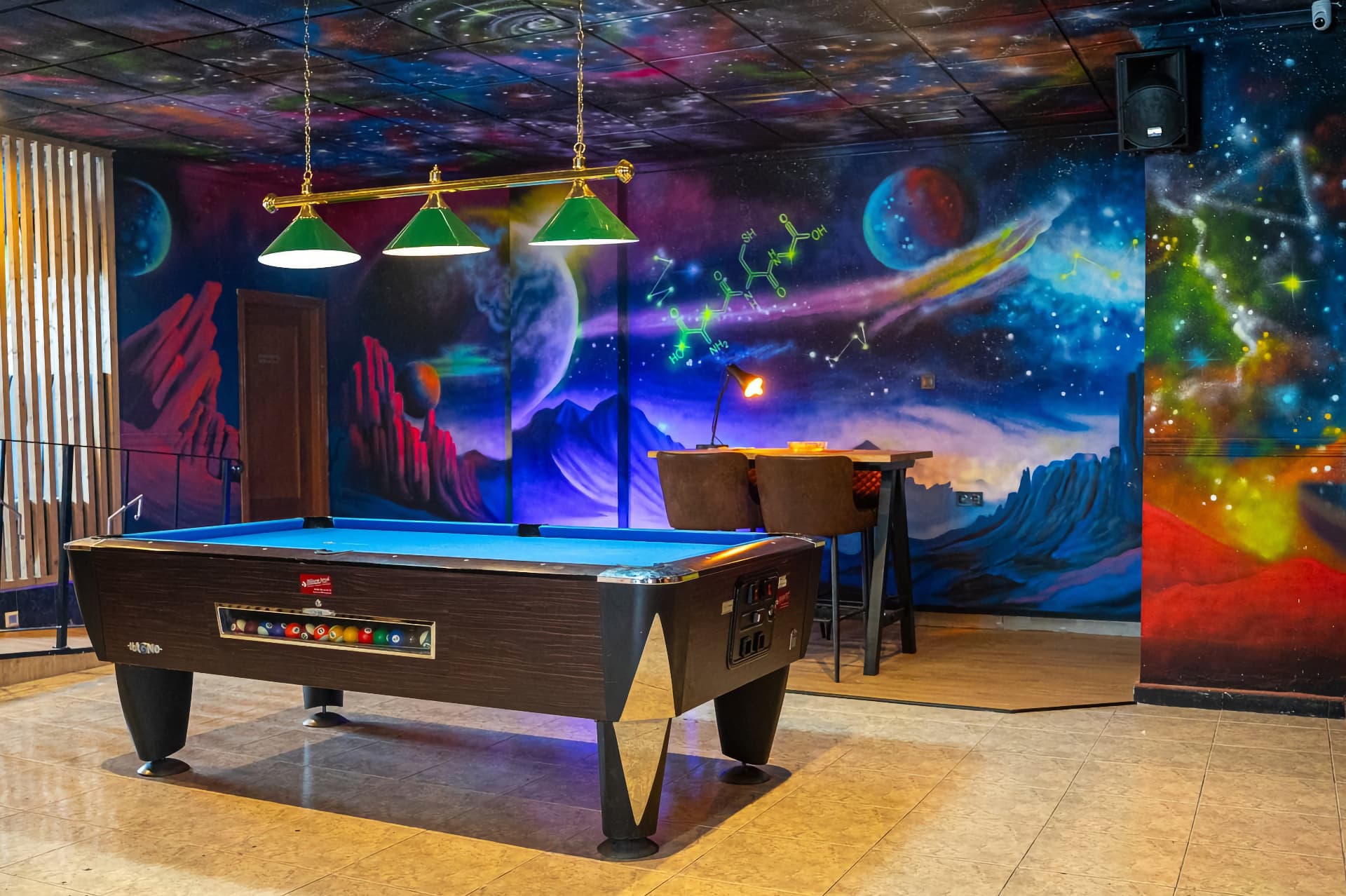 Weltraumgemälde und Billardtisch im cannabis-club Sky Alicante