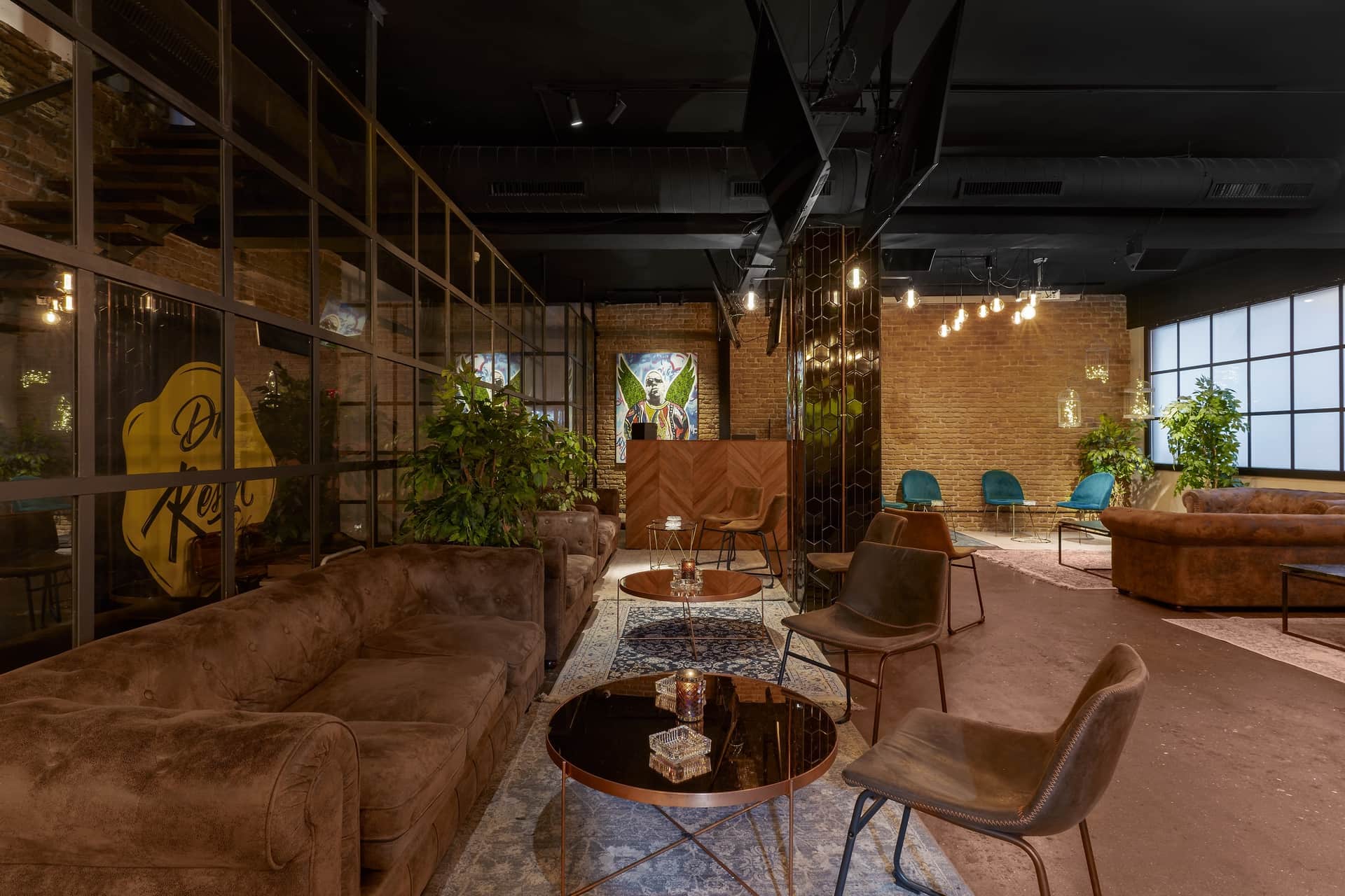 Dr. Resin Barcelona Cannabis-Club — großzügige Lounge mit braunen Sofas, Couchtischen und stilvollem Interieur