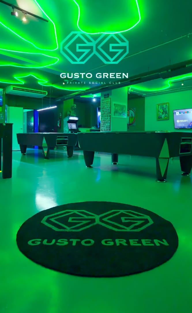 Introbild mit Gusto Green Logo und neonbeleuchtetem Social Club Innenraum für Barcelona Video-Vorschau