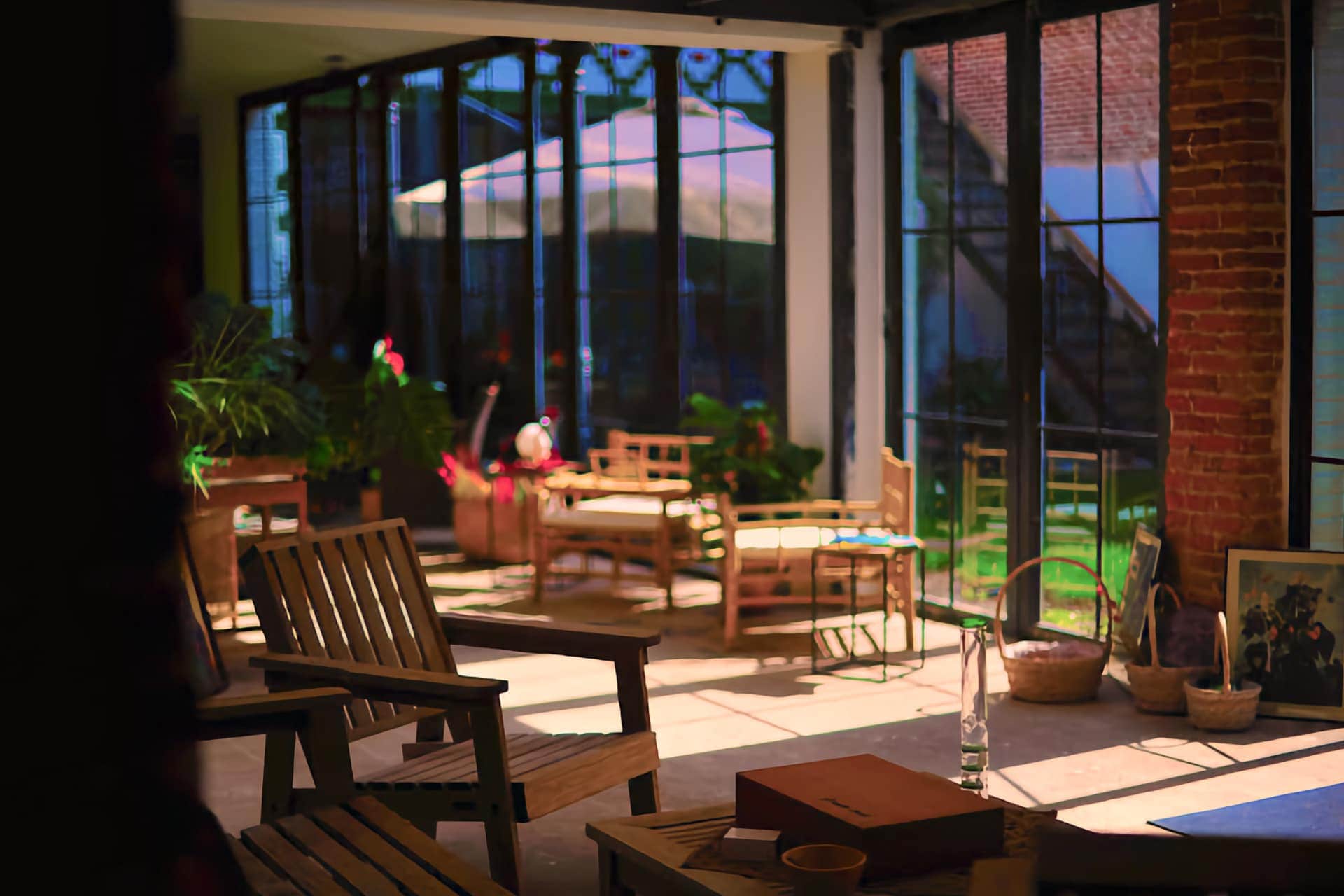 Loungebereich mit Backsteinwänden und Rattansofas im cannabis-club Noviciado, Madrid