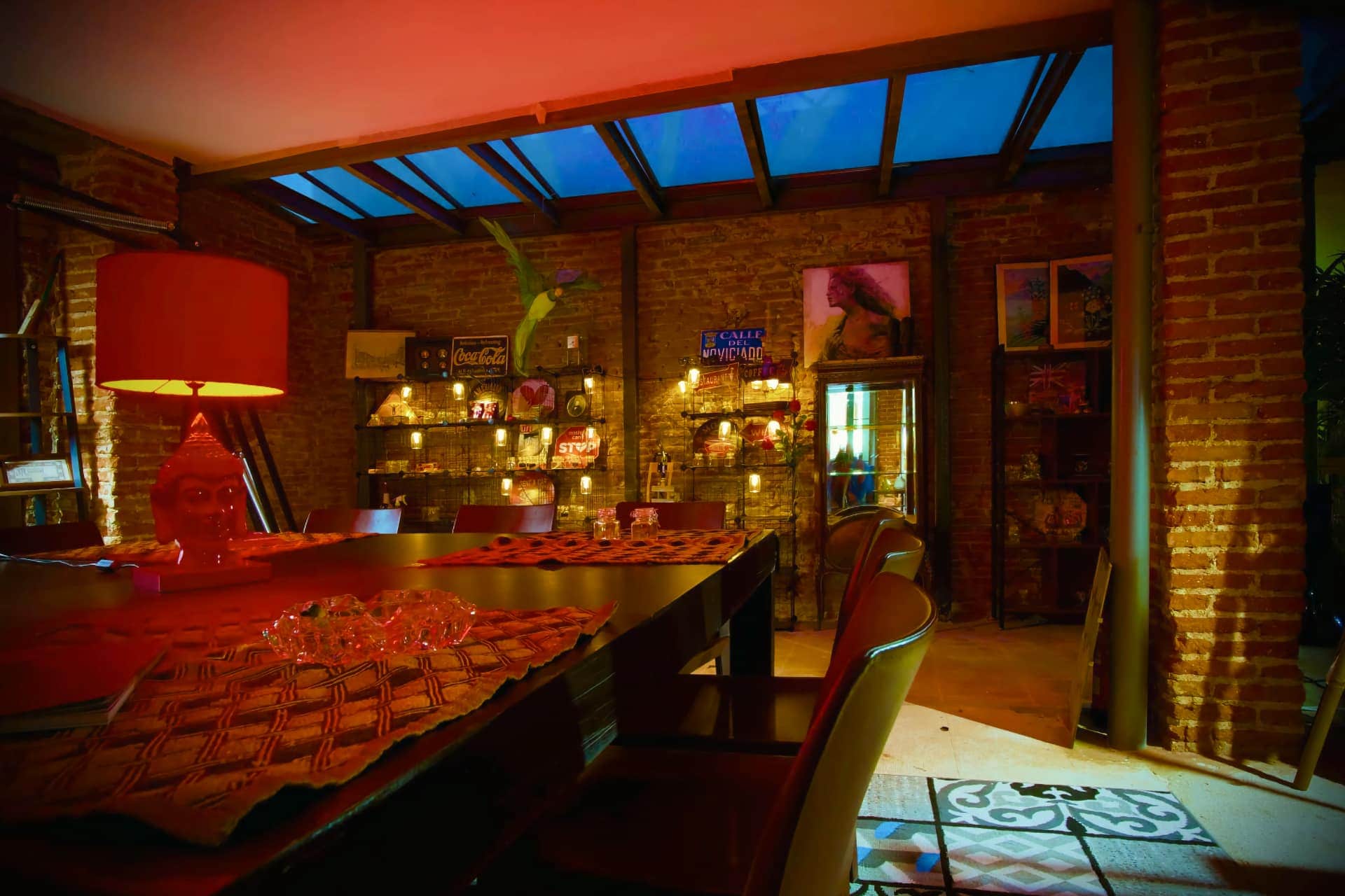 Gemütlicher Loungebereich mit dekorativen Regalen im cannabis-club Noviciado Madrid