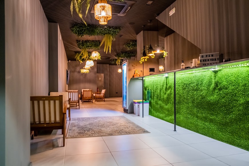 Dispensary-Bereich im Coffeeshop Shambala in Valencia mit grün strukturierter Theke
