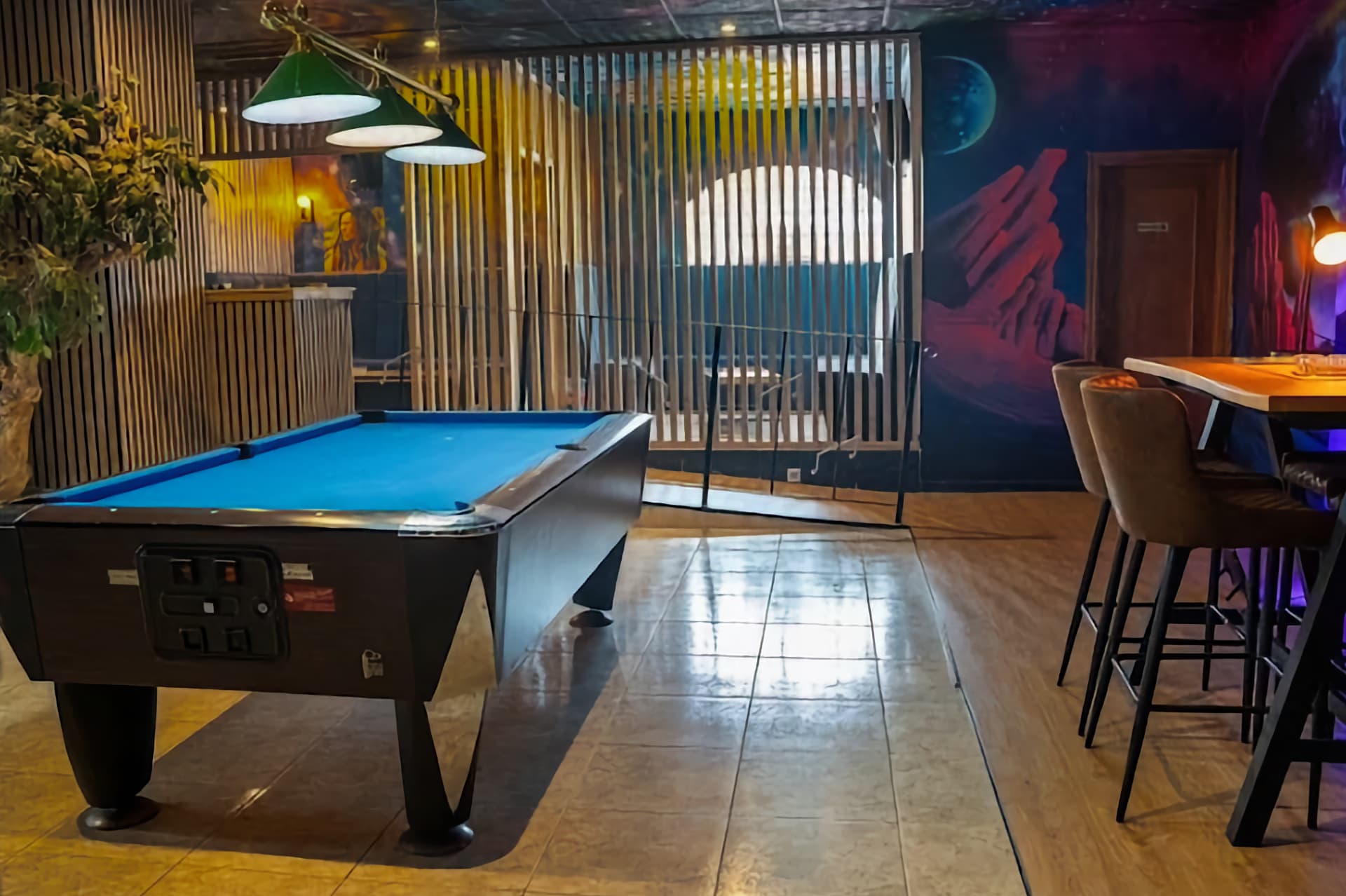 Billardtisch im cannabis-club Sky Alicante mit weltraumgraffiti und holztrennwänden