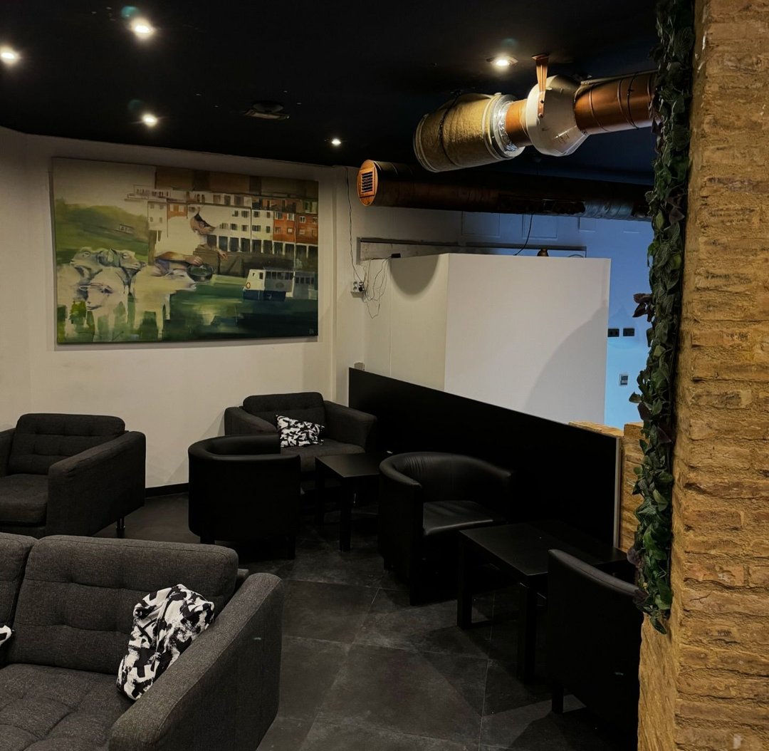 Urban inspirierter Chill-out-Bereich im Cannabis Social Club TURIA62 in Valencia
